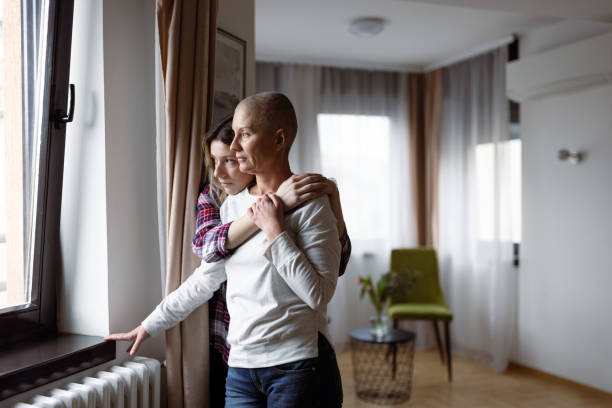 woman with cancer and her daughter - cancer chemotherapy drug patient women imagens e fotografias de stock