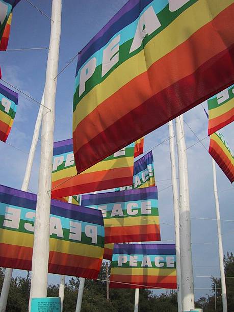 paix flags ii - glastonbury festival photos et images de collection