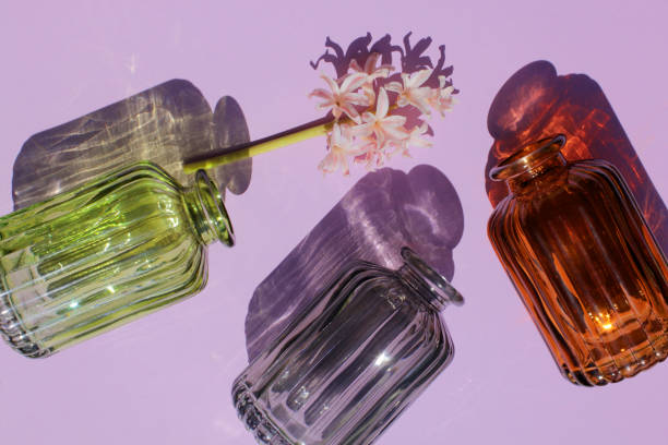 les vases en verrerie réfléchissent l’effet d’ombre de la lumière du soleil sur un fond violet. jeu d’ombres et de lumière du soleil. - flower pot vase purple decor photos et images de collection