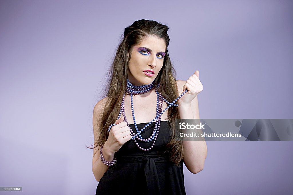 Jovem mulher vestindo preto puxando uma corda de pérolas pintada - Royalty-free Adulto Foto de stock