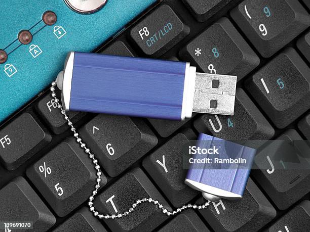 Unidad Flash Usb Foto de stock y más banco de imágenes de Lanzar - Término deportivo - Lanzar - Término deportivo, Llavero USB de memoria, Cable USB