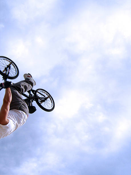 bmx backflip в небе - bmx cycling bicycle cycling backflipping стоковые фото и изображения