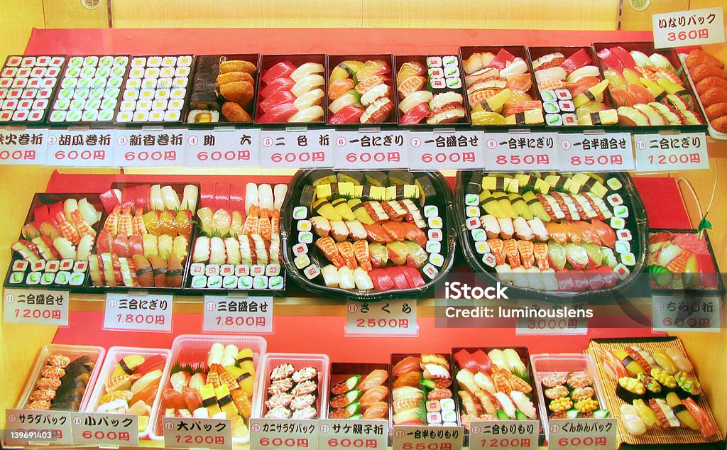 Sushis en plastique affichage - Photo de Aliment libre de droits