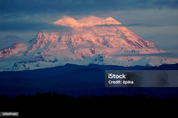 Tope Mt Rainier Foto de stock y más banco de imágenes de Aire libre - Aire libre, Anochecer, Colina