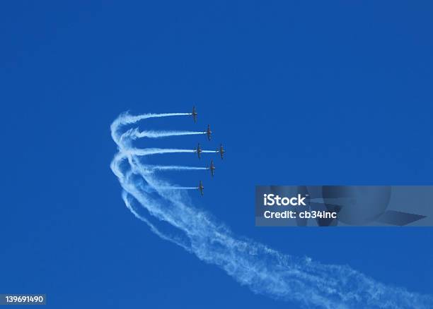 Aviões 4 - Fotografias de stock e mais imagens de Acrobacia aérea - Acrobacia aérea, Ao Ar Livre, Atuação