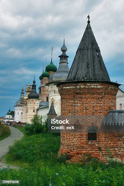 Ростов Великий Кремль Towers До Storm — стоковые фотографии и другие картинки Side Show - Side Show, UNESCO - Organised Group, Аббатство