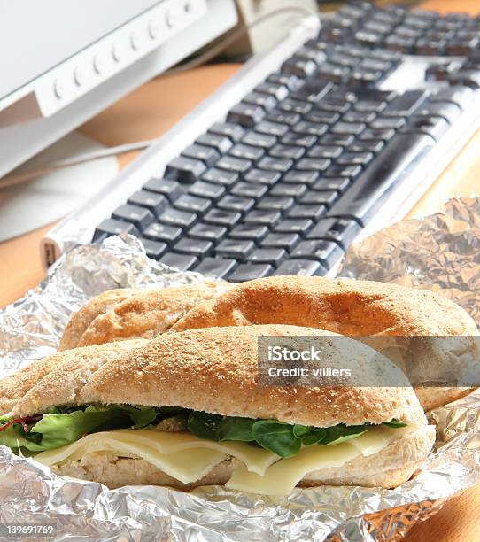 Pausa Pranzo - Fotografie stock e altre immagini di Scrivania - Scrivania, Carta stagnola, Lavorare