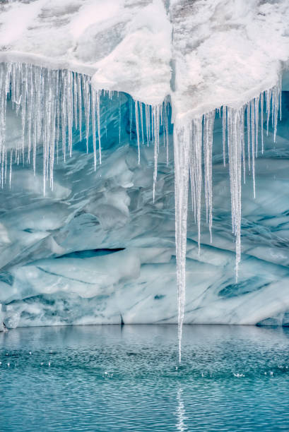 scioglimento delle stalattiti nella grotta del ghiacciaio pastoruri - huaraz foto e immagini stock