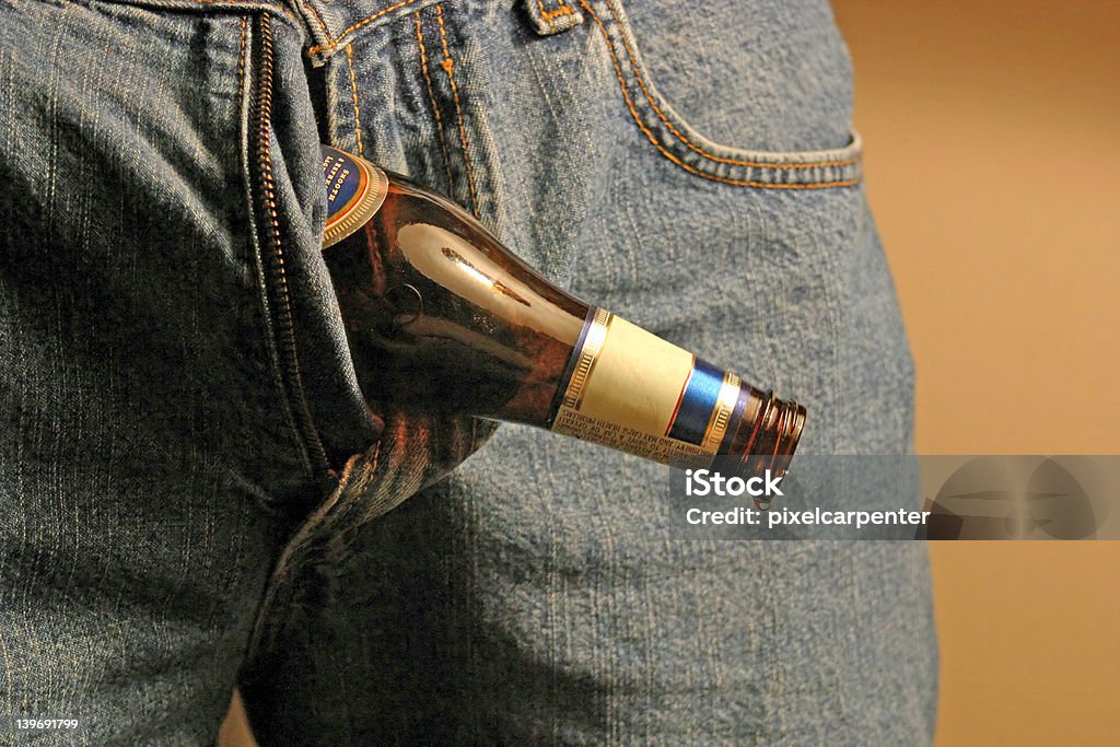 Homme avec une bouteille de bière en provenance de pantalon zippé. - Photo de Alcool libre de droits