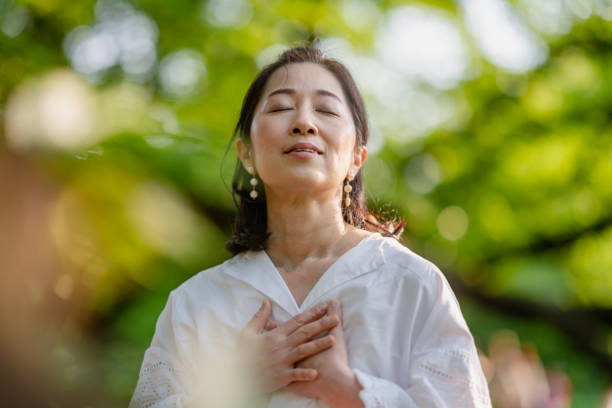 женщина медитирует в природе - zen like nature breathing exercise sitting стоковые фото и изображения