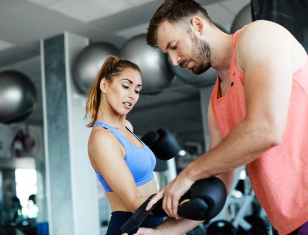 gimnasio deporte fitness ejercicio estilo de vida atleta guante de boxeo entrenador de entrenamiento apoyo entrenamiento mujer caja - boxing womens fotografías e imágenes de stock