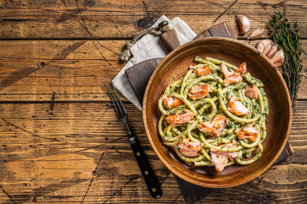 pasta al salmone tradizionale italiana, bucatini con salmone affumicato. sfondo in legno. vista dall'alto. spazio di copia - smoked salmon cooking copy space food foto e immagini stock