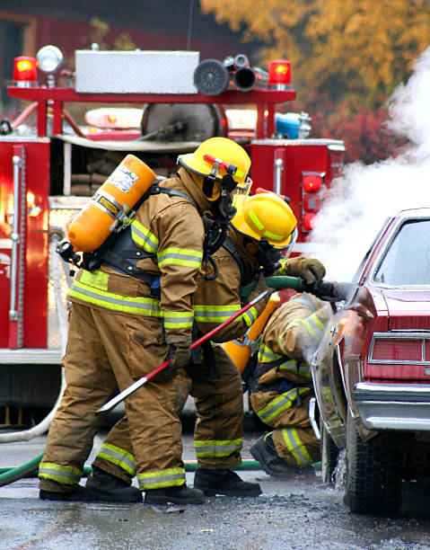 strażacy - car fire accident land vehicle zdjęcia i obrazy z banku zdjęć