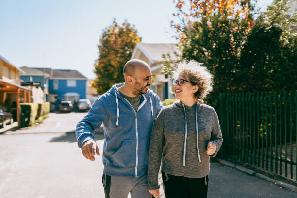 pareja chilena caminando por la mañana - couple healthy lifestyle real people characters fotografías e imágenes de stock