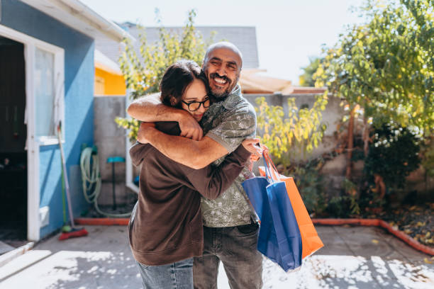 father and daughter hugging - teenager parent father son imagens e fotografias de stock