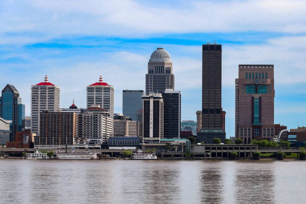 オハイオ川からのケンタッキー州ルイビルのダウンタウンの眺め - louisville kentucky kentucky skyline waterfront ストックフォトと画像