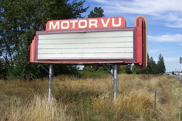 unidade antiga no teatro de filme - drive in movie car inside of billboard imagens e fotografias de stock