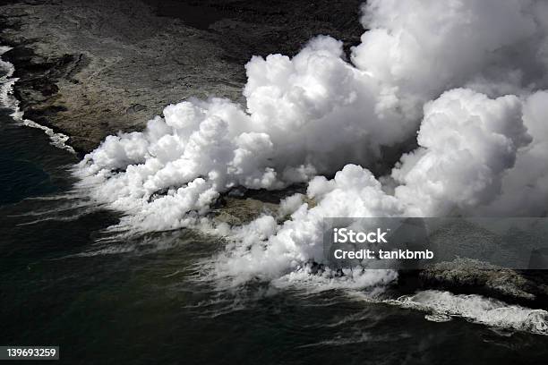Kilauea Di Lava Inserisce Oceano - Fotografie stock e altre immagini di Veduta aerea - Veduta aerea, Calore - Concetto, Lava