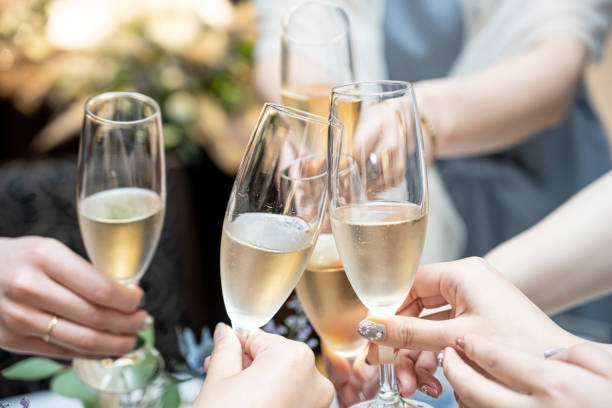 シャンパンを乾杯する5人の女性の手 - party business toast champagne ストックフォトと画像