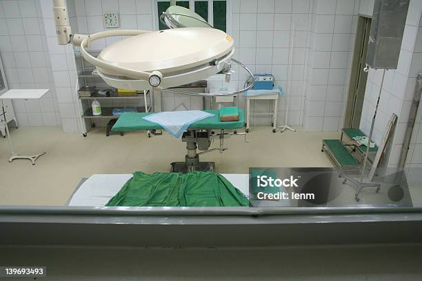 Sala De Cirurgia Com Assistência - Fotografias de stock e mais imagens de Cama - Cama, Cirurgia, Cuidados de Saúde e Medicina