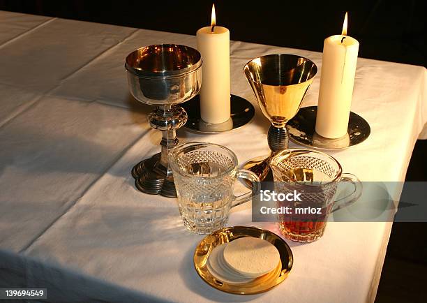 Photo libre de droit de Tôt Le Matin Dans La Chapelle banque d'images et plus d'images libres de droit de Assiette - Assiette, Autel, Blanc