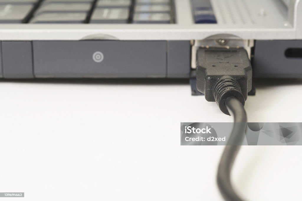 に接続 - USBケーブルのロイヤリティフリーストックフォト