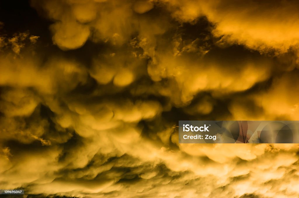 Tempestade de nuvens no pôr-do-sol - Foto de stock de Alto contraste royalty-free