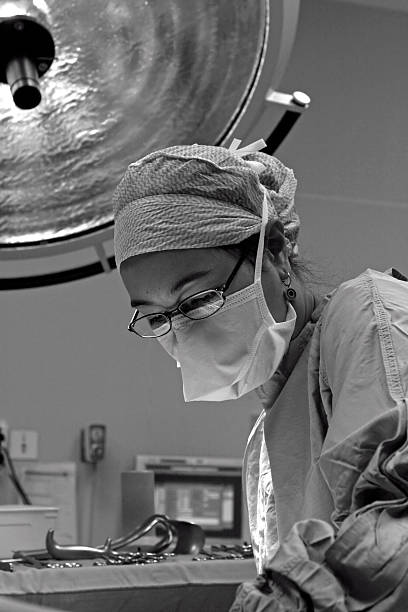 cirurgião no trabalho - nurse hygiene emotional stress surgeon imagens e fotografias de stock