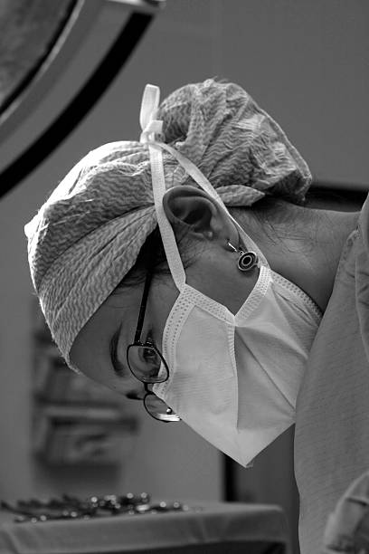 cirurgião no trabalho - nurse hygiene emotional stress surgeon imagens e fotografias de stock