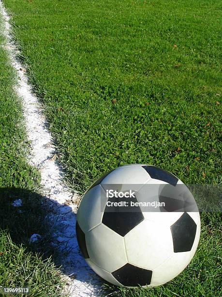 Pallone Da Calcio E Linea - Fotografie stock e altre immagini di Avvicinarsi - Avvicinarsi, Bianco, Calcio - Sport