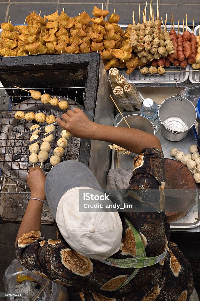 Rua hawker venda espetinho de bolinhos de peixe, carne suína bolas etc. - Foto de stock de Bangkok royalty-free
