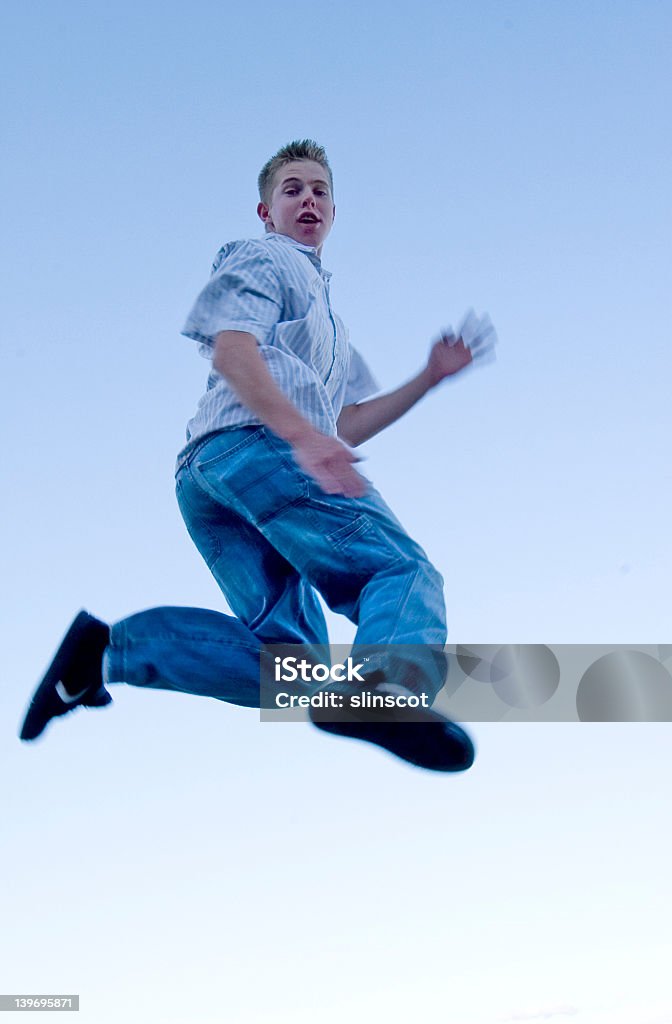 Homem Salta skyward Adolescente - Royalty-free Adolescente Foto de stock