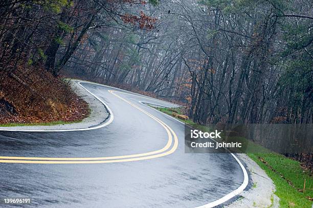 Strada Di Campagna - Fotografie stock e altre immagini di Albero - Albero, Ambientazione esterna, Asfalto