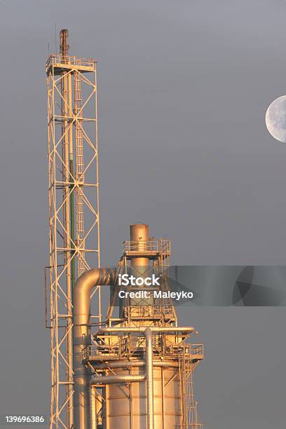 Industrial Vent Stack Und Boiler Stockfoto und mehr Bilder von Abfackelschornstein - Abfackelschornstein, Bauwerk, Benzin