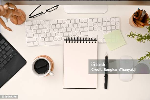 Ruang Kerja Meja Kantor Putih Modern Dengan Mockup Dan Alat Tulis Notepad Spiral Kosong Foto Stok - Unduh Gambar Sekarang