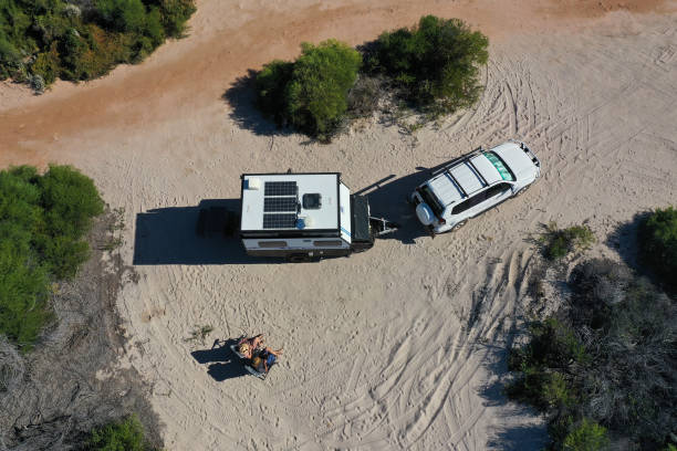 4wd 차량과 캐러밴으로 해변 휴가 기간 동안 휴식을 취하는 호주 커플 - outback 4x4 australia australian culture 뉴스 사진 이미지