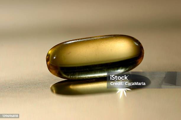 Fischöl Tablette Stockfoto und mehr Bilder von Alternative Behandlungsmethode - Alternative Behandlungsmethode, Dosis, Einzelner Gegenstand