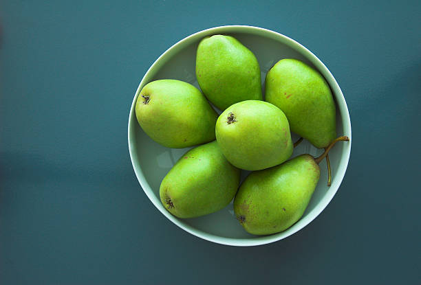 Bowl with six pears