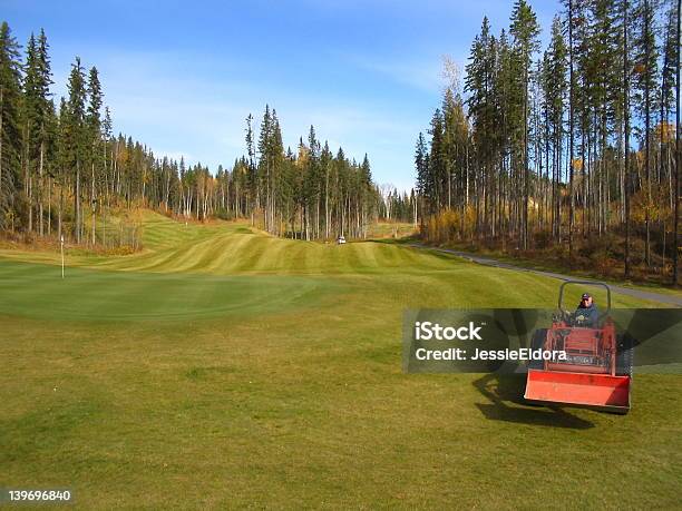 Cuidarse A Golfcourse - Fotografias de stock e mais imagens de Reparar - Reparar, Golfe, 60-69 Anos