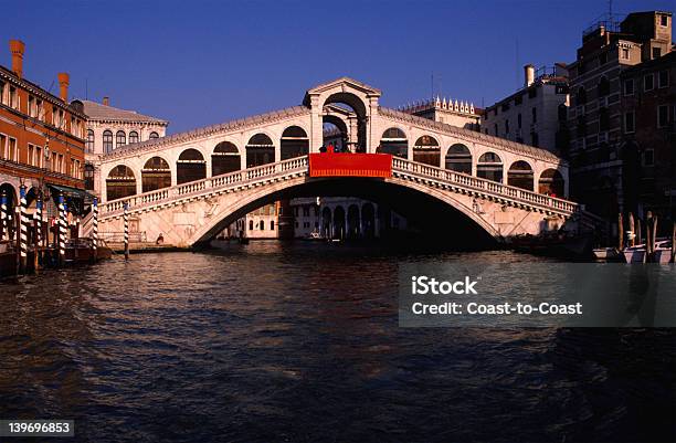 Ponte De Rialto Em Veneza Itália - Fotografias de stock e mais imagens de Arco - Caraterística arquitetural - Arco - Caraterística arquitetural, Arquitetura, Canal - Água Corrente