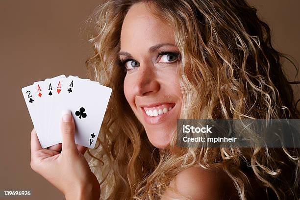 Mano De Póquer Foto de stock y más banco de imágenes de Adulto - Adulto, Alegre, Apuestas deportivas