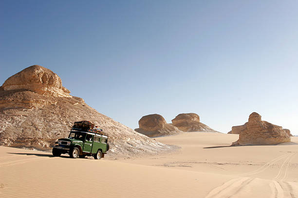 safari por el desierto 2 - white desert fotografías e imágenes de stock