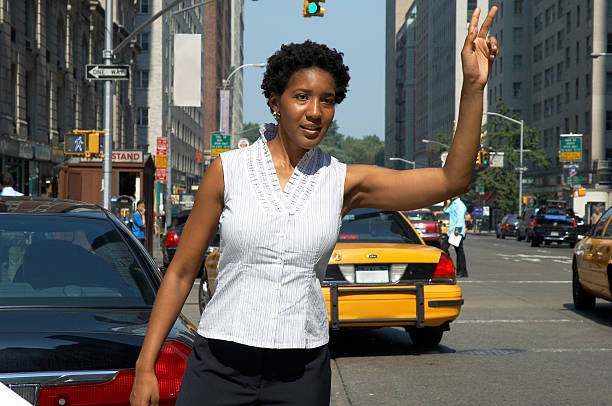 wo ist das taxi? - afro amerikanischer herkunft fotos stock-fotos und bilder