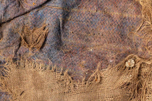 vieux tissu brun sale comme fond de gros plan, tissu brun - close to brown wool canvas photos et images de collection