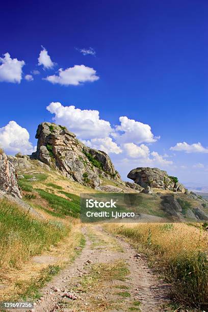 Estrada De Cascalho E Pedras - Fotografias de stock e mais imagens de Ao Ar Livre - Ao Ar Livre, Azul, Beleza