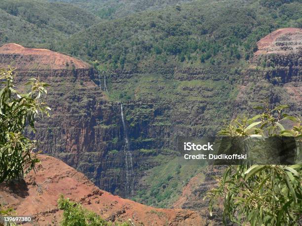 Photo libre de droit de Lointain Cascade À Kauai banque d'images et plus d'images libres de droit de Arbre - Arbre, Canyon, Cascade