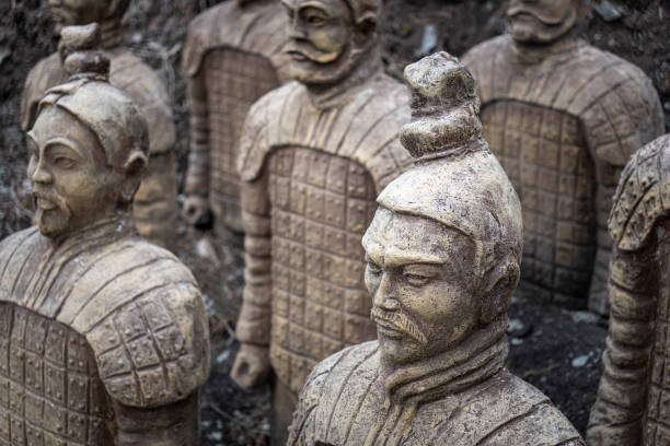 guerrieri fossili dell'esercito di terracotta. antichi scavi archeologici. - terracotta soldiers xian terracotta tomb foto e immagini stock