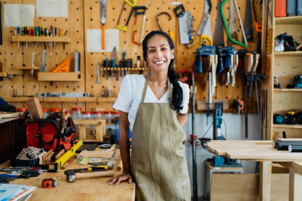 confidence female carpenter in her workshop - carpenter carpentry craft skill imagens e fotografias de stock