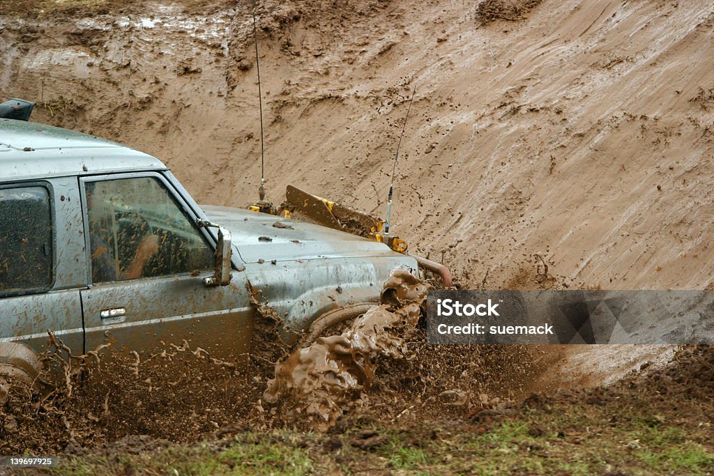 Tout terrain obstacle à la boue - Photo de 4x4 libre de droits