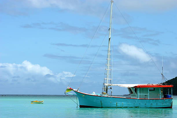 ancored em peacefull bay - peacefull - fotografias e filmes do acervo